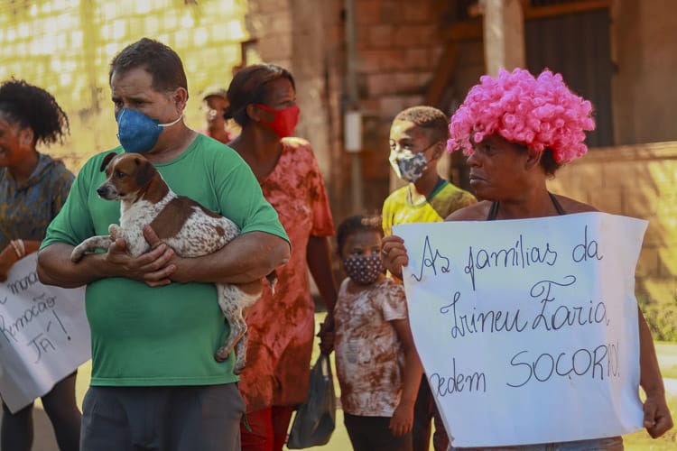 Alguns manifestantes se cobriram com barro - Foto: Lui Pereira/Agência Primaz