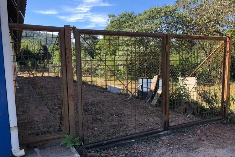 Portão gradeado na parte exterior da quadra poliesportiva de Pombal – Foto: Relatório/Manoel Douglas