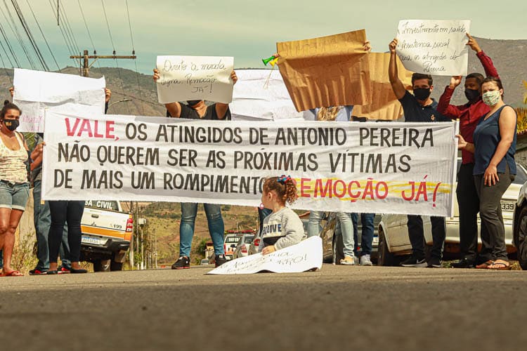 Moradores receberam a comitiva com faixas - Foto: Lui Pereira/Agência Primaz