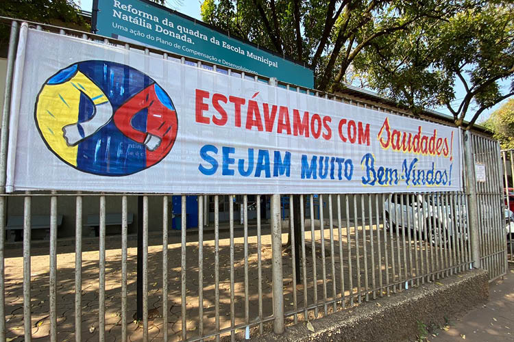 Faixa de boas-vindas aos alunos na Escola Municipal Natália Donada Melillo - Foto Letícia Freitas Agência Primaz