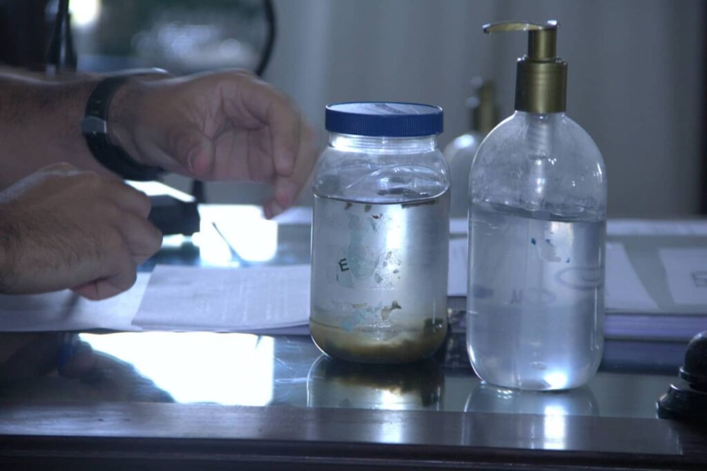 Amostra de água contaminada é apresentada durante a 17ª reunião da CPI. Foto: CMOP