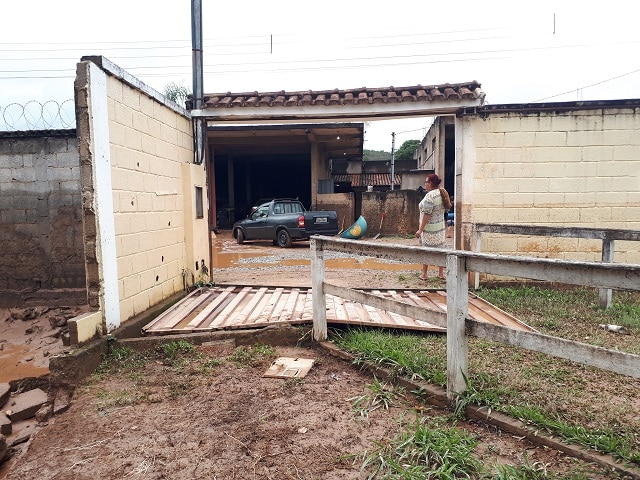 Força da água derrubou portão. Foto: Marcelo Sena/Agência Primaz