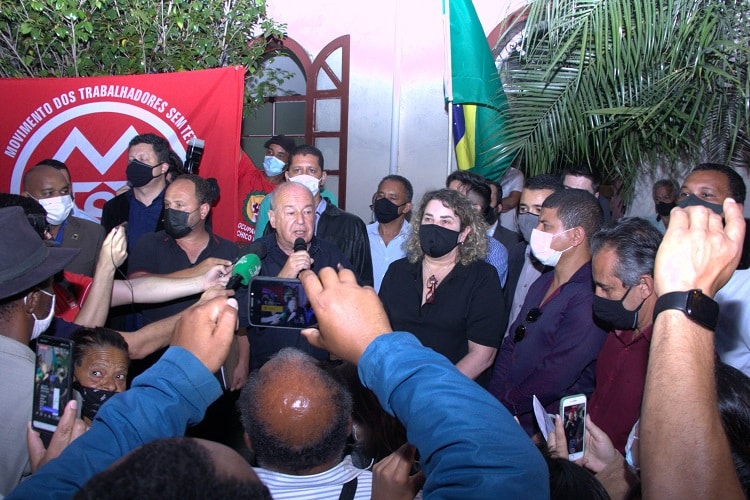 Manifestantes saudavam discurso de Angelo Oswaldo com gritos de "Fora, Saneouro!". Foto: CMOP