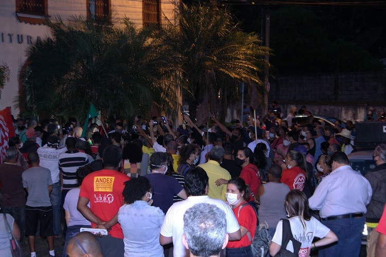 Centenas de ouro-pretanos seguiram em manifestação até a porta da prefeitura. Foto: CMOP