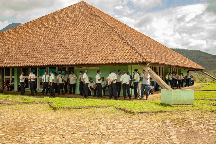Motoristas se concentraram nos arredores da pirâmide da Vila Samarco. Foto: Lui Pereira/Agência Primaz