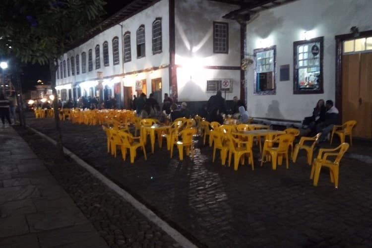 Mesas e cadeiras na via da parte de baixo do Jardim - Foto: Luiz Loureiro/Agência Primaz - 21/07/2019