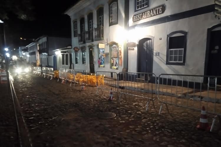 Mesas e cadeiras na via da parte superior do Jardim - Foto: Luiz Loureiro/Agência Primaz - 21/07/2019