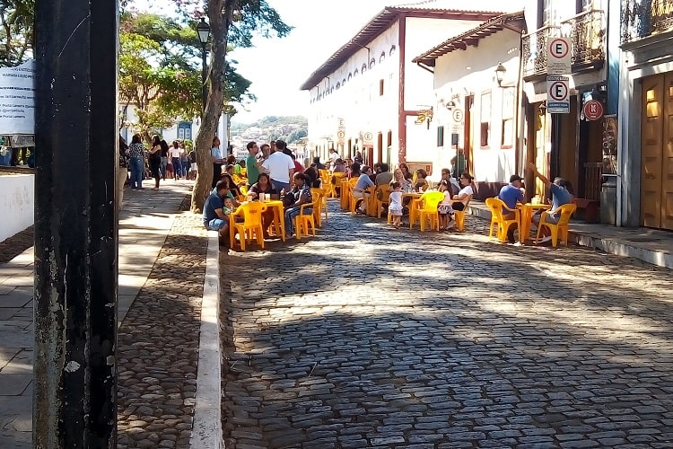 Mesas e cadeiras na via da parte de baixo do Jardim - Foto: Luiz Loureiro/Agência Primaz - 28/07/2019