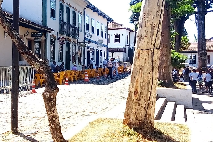 Mesas e cadeiras na via da parte superior do Jardim - Foto: Luiz Loureiro/Agência Primaz - 28/07/2019
