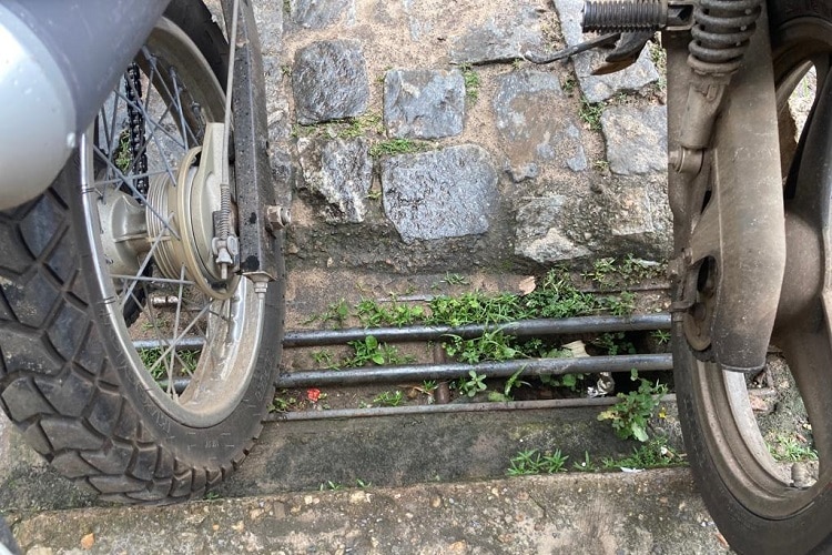 Posicionamento e entupimento dos bueiros e drenos existentes na esquina da Rua Frei Durão com a Av. Salvador Furtado – Fotos encaminhadas por Maria de Fátima Pyra Almeida