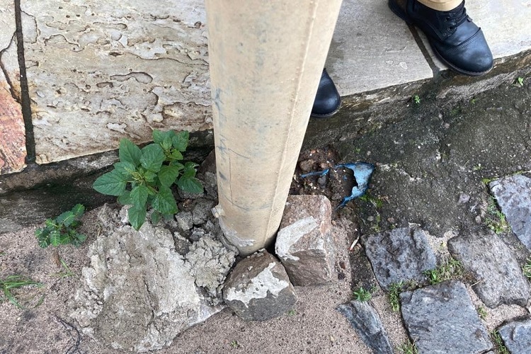 Posicionamento e entupimento dos bueiros e drenos existentes na esquina da Rua Frei Durão com a Av. Salvador Furtado – Fotos encaminhadas por Maria de Fátima Pyra Almeida