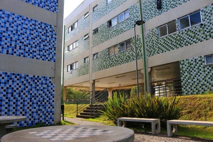 Dois blocos de apartamentos, cada um com 12 unidades, capacidade total de 96 moradores