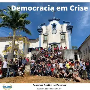 Fachada da Capela de Nossa Senhora da Boa Morte, Instituto de Ciência Humanas e Sociais - ICHS- da Universidade Federal de Ouro Preto - UFOP. Na escadaria, professores e professoras, alunos e alunas, servidores e servidoras da instituição, em ato de manifestação em defesa da democracia.