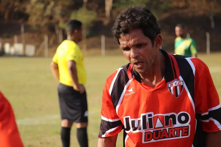 Jogador do Bandeirantes, com uniforme vermelho, com detalhes em preto, derrotado pelo 8 de Dezembro, em partida válida pela 4ª rodada do Campeonato Amador de Mariana