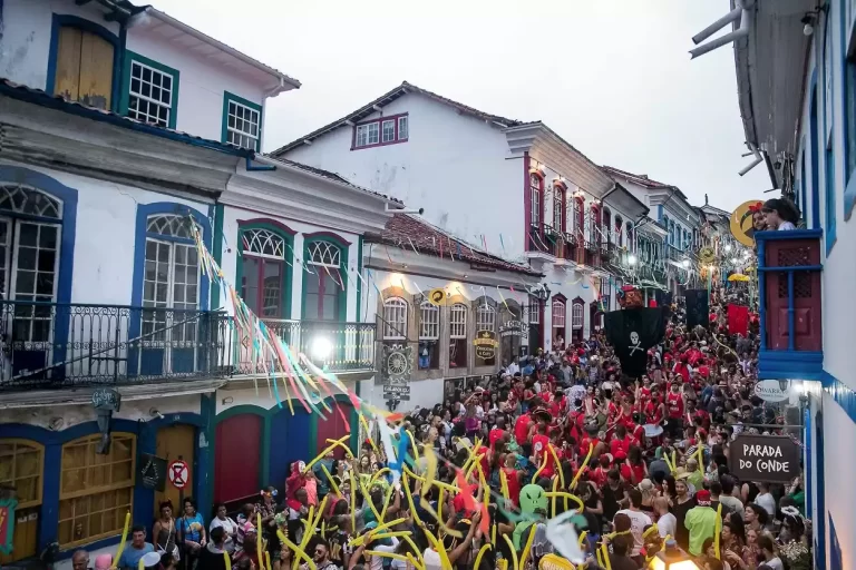 Descrição: blocos de rua desfilam na rua Direita, no centro de Ouro Preto, durante o Carnaval.