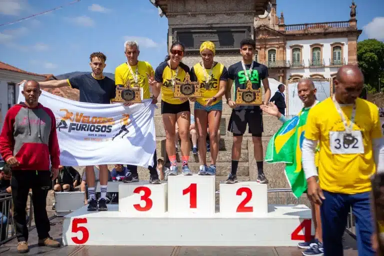 No pódio instalado Praça Tiradentes, cinco atletas ostentam as medalhas conquistadas na 1ª Corida do Ouro, fechando a programação de arte, cultura e esporte, em Ouro Preto.