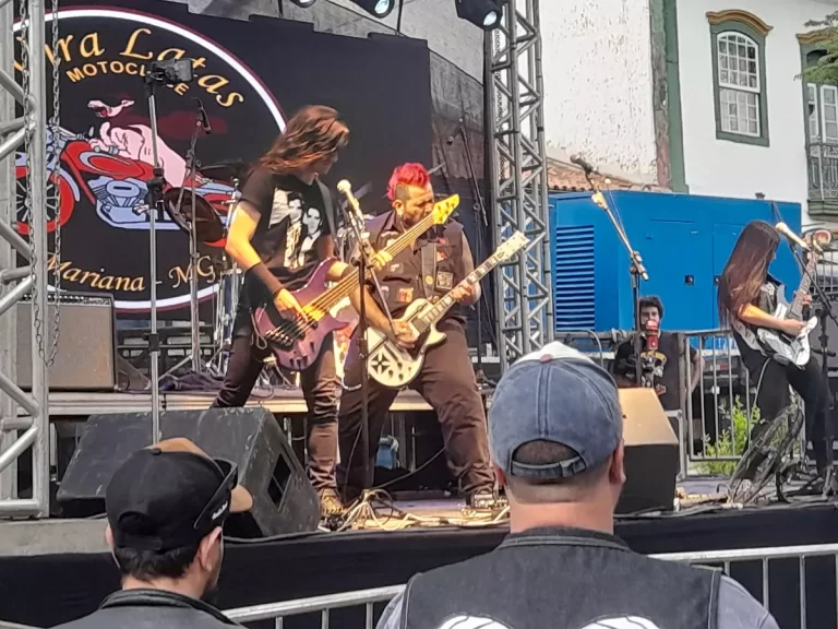 No palco, os integrantes da banda Hardwired Metallica Tributo se apresentam no segundo dia do 13º Encontro de Motociclistas
