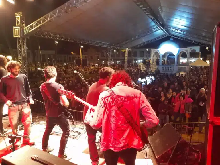 Imagem da apresentação da banda The Pink Floyd Collection, na abertura das atrações musicais do 13º Encontro de Motociclistas