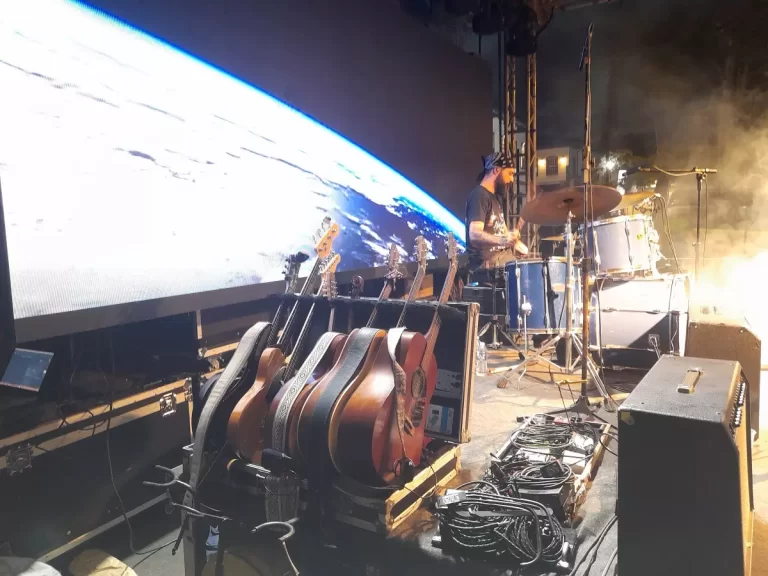 Imagem da apresentação da banda The Pink Floyd Collection, na abertura das atrações musicais do 13º Encontro de Motociclistas