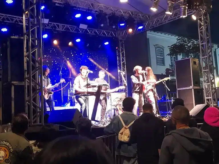 Imagem da apresentação da banda The Pink Floyd Collection, na abertura das atrações musicais do 13º Encontro de Motociclistas