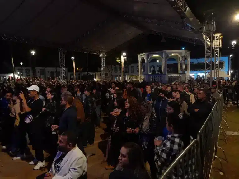 Imagem da apresentação da banda The Pink Floyd Collection, na abertura das atrações musicais do 13º Encontro de Motociclistas