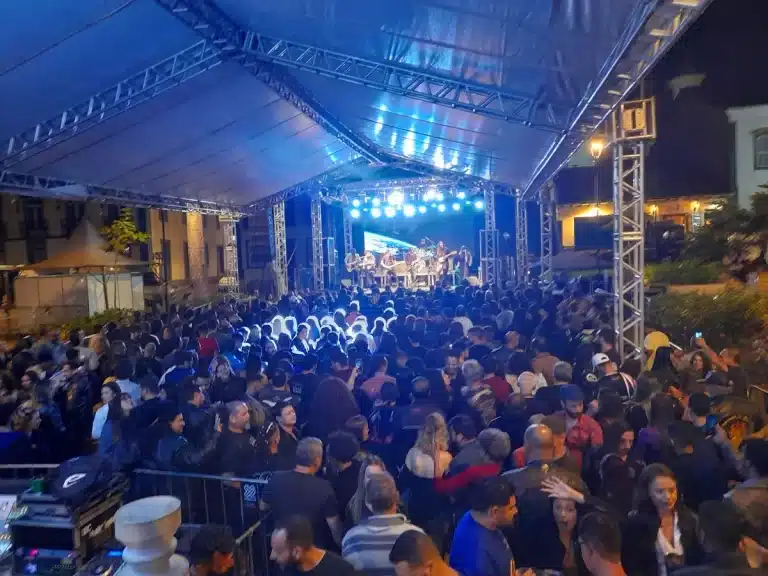 Imagem da apresentação da banda The Pink Floyd Collection, na abertura das atrações musicais do 13º Encontro de Motociclistas