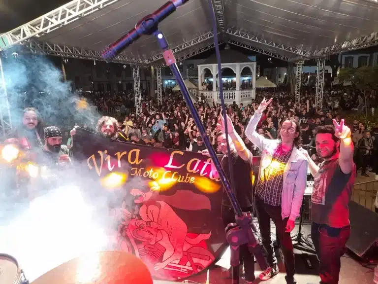 Imagem da apresentação da banda The Pink Floyd Collection, na abertura das atrações musicais do 13º Encontro de Motociclistas