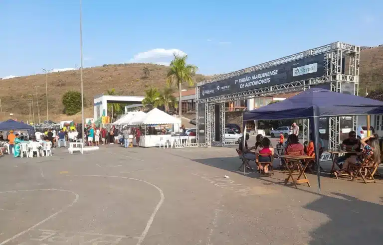 Pátio da Rodoviária, mostrando estrutura da Praça de Alimentação e Espaço Kids do 1º Feirão de Automóveis de Mariana