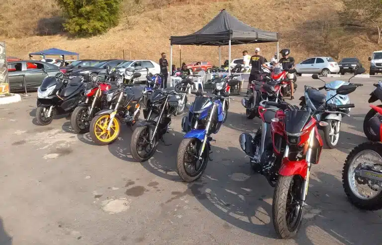 Motos enfileiradas no pátio onde ffoi realizado o 1º Feirão de Automóveis de Mariana