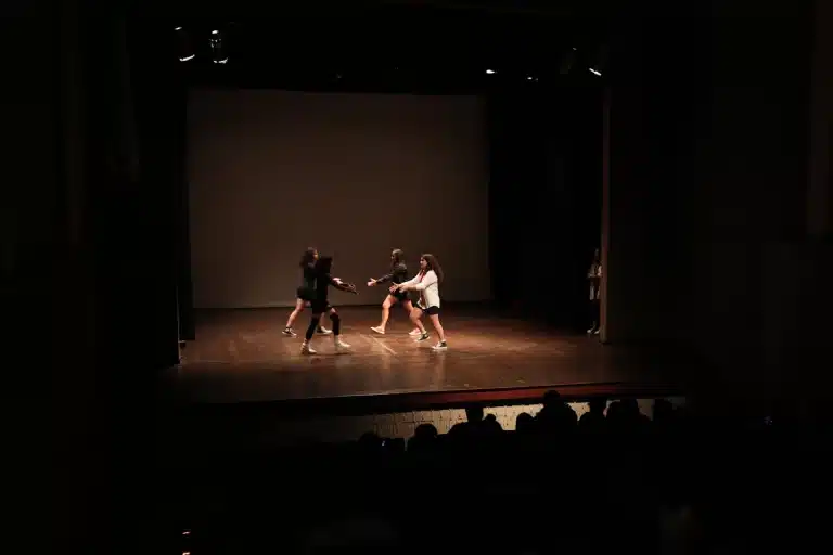 Quatro dançarinas apresentando-se na noite de abertura da 6ª edição do Festeco. Uma usa camisa brnaca, gravata e short preto, enquanto as demais estão com roupas totalmente pretas