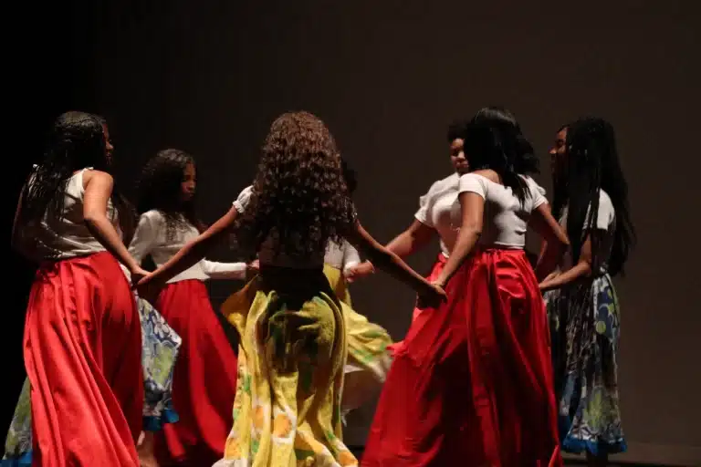 Dançarinas, com roupas coloridas, fazem roda no palco, durante apresentação na noite de abertura da 6ª edição do Festeco