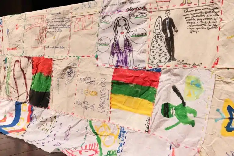 Toalha feita com desenhos dos usuários do CAPS Mariana, utilizada para enfeitar a mesa da roda de conversas do seminário sobre o Setembro Amarelo