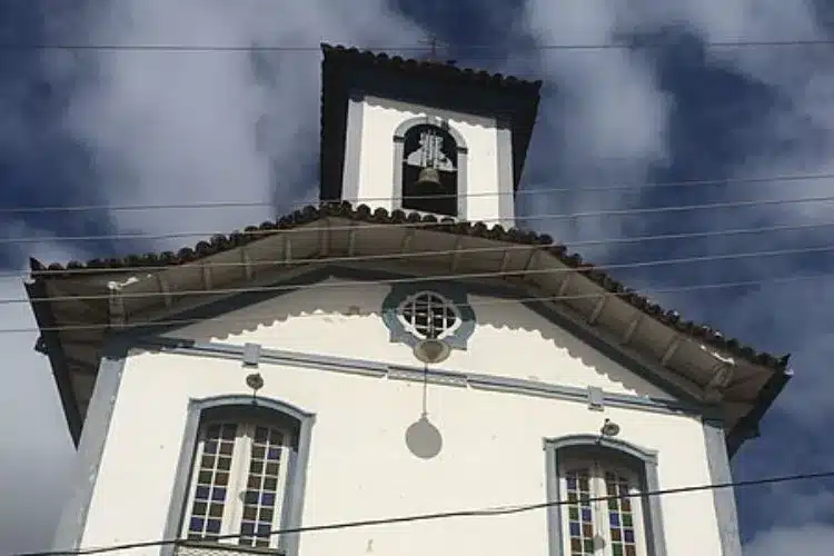 Parte da fachada da Igreja das Mercês, em Mariana, Minas Gerais, com destaque para a torre única, onde está instalado o sino. Recursos do ICMS Patrimônio Cultural podem ser empregados na recuperação do telhado.