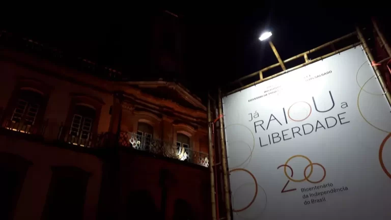 Cartaz da exposição Já Raiuo a Liberdade, inaugurada em Ouro Preto, na comemoração do Bicentenário da Independência do Brasil