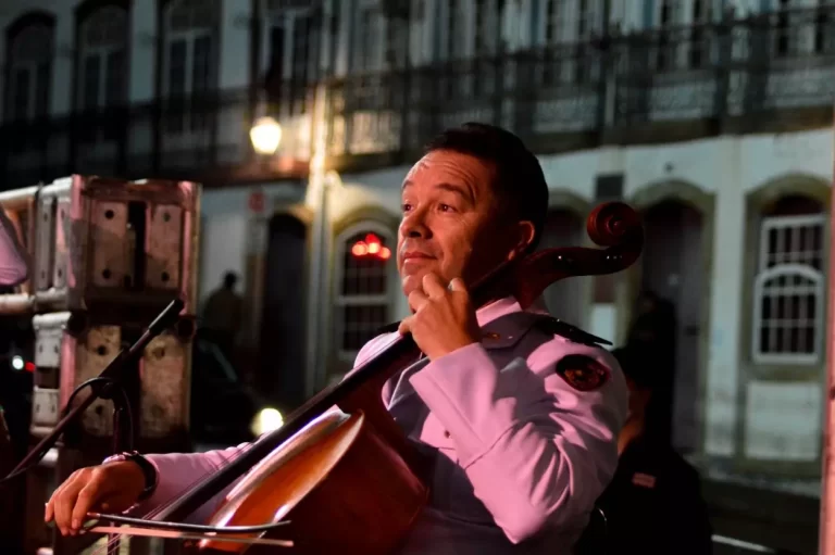 Músico da Orquestra Sinfônica da Polícia Militar, tocando violoncelo, em apresentação de inauguração da exposição em homenagem ao Bicentenário da Independência do Brasil