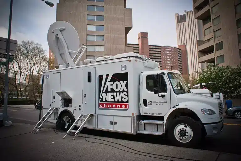 Caminhão branco da Fox News, com equipamentos de transmissão