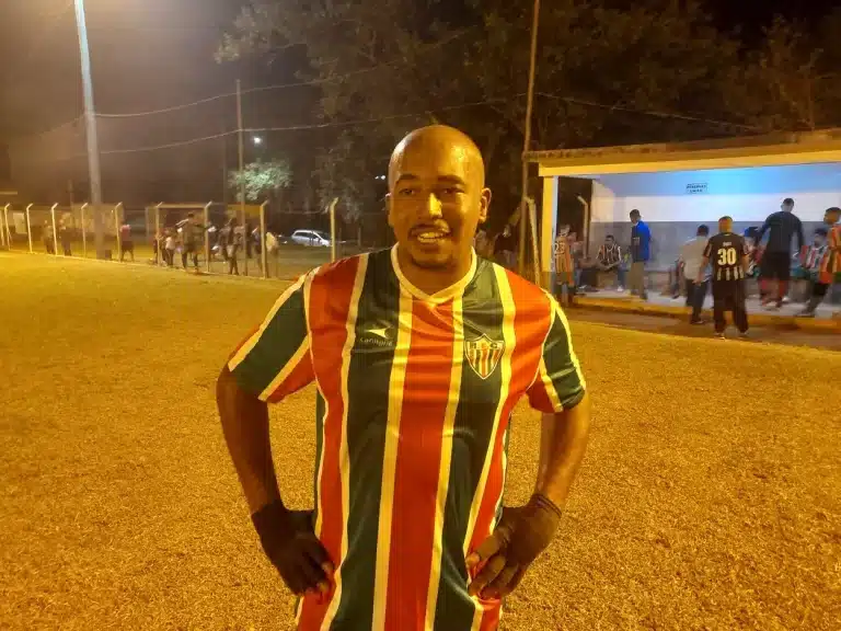 Anderson, conhecido como Sonson, jogador do Reunidos, usando camisa com listras verticais verdes, vermelhas e brancas, concede entrevista à Agência Primaz, no intervalo do jogo contra o Morro Santana