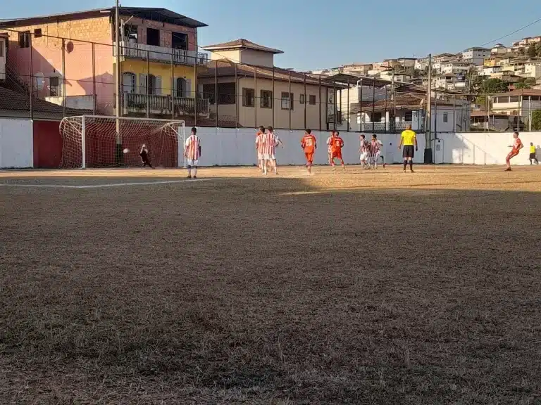 Segundo gol do Olimpic (camisas e calções vermelhos) contra o Guarani de Furquim (camisas com listras verticais brancas e vermelhas, calções branos), em partida decisiva de classificação à semifinal dos juniores