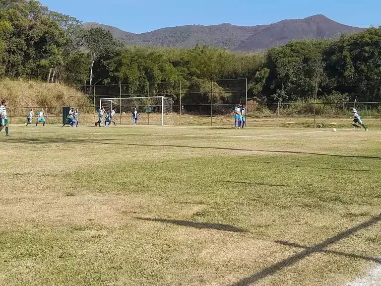 Jogadores do Guarany e do Cachoeirense, em batida de falta que originou o primeiro gol do Guarany