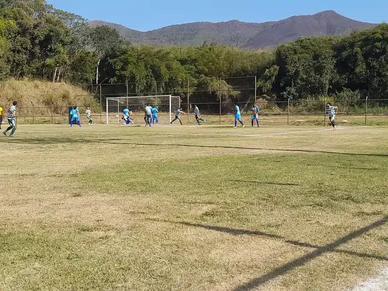 Jogada do gol inicial do Guarany, contra o Cachoeirense. A bola entra no canto esquerdo do goleiro
