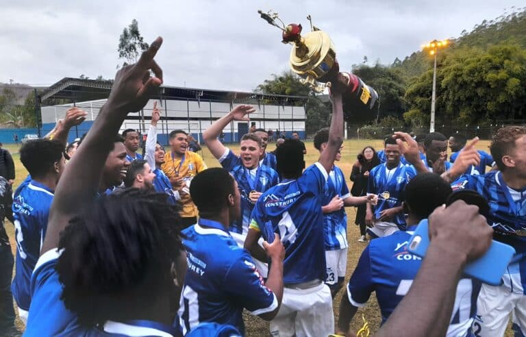 Muita festa de atletas e torcedores do São Caetanense pelo título de campeão dos juniores