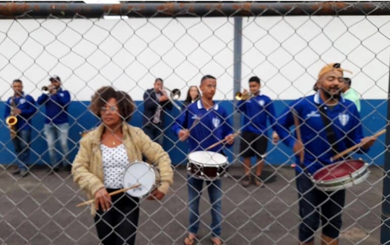 Com instrumentos de percussão e de sopro, a animada charanga do São Caetanense comemorou o título de campeão dos juniores