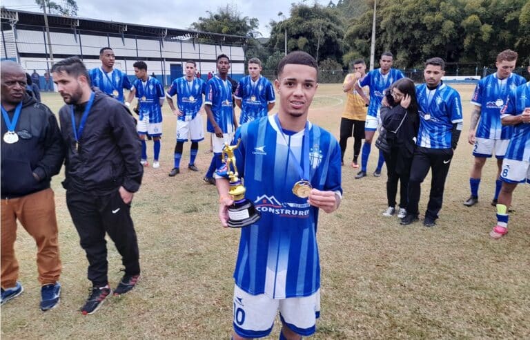 Wendel, do São Caetanense, campeão dos juniores de Mariana, também ganhou o troféu de craque co campeonato