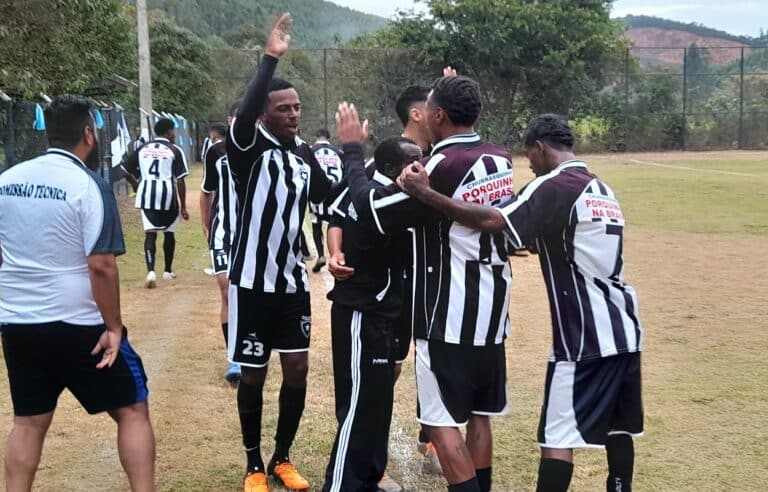 Atletas e comissão técnica do União comemoram o gol da equipe, à beira do gramado
