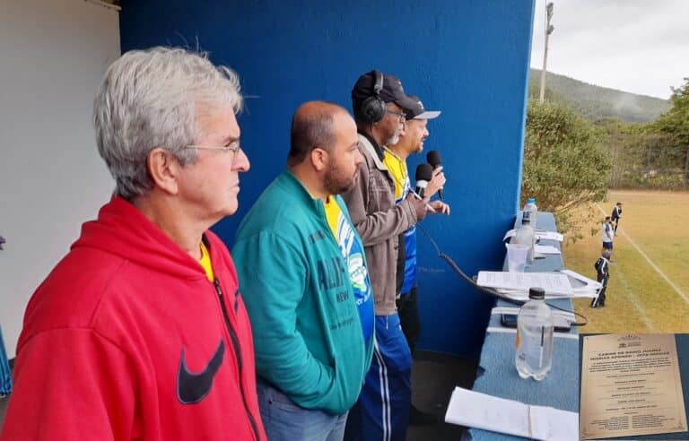 Na cabine do estádio de Monsenhor Horta, integrantes da equipe da Rádio Montanhesa fazerm a transmissão da partida que consegrou o São Caetanense como campeão dos juniores de Mariana