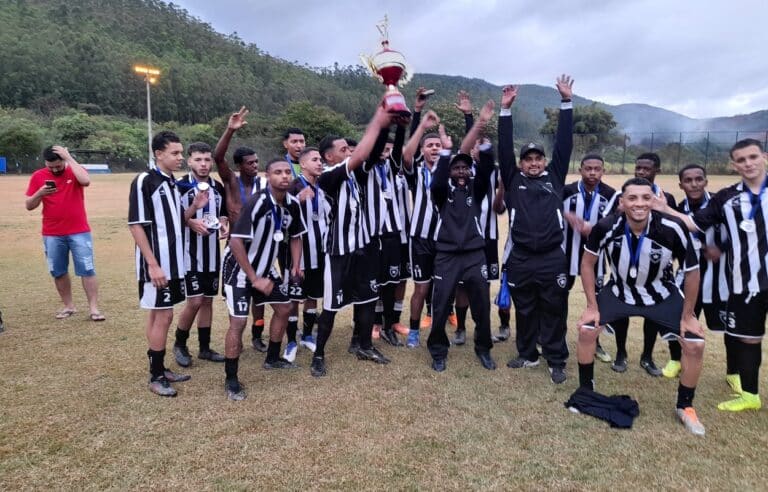 Após o jogo, atletas e técnico do União levantam a taça e comemoram o vice-campeonato
