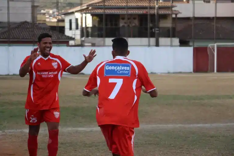 Jogadores do Olimpic, com uniforme vermelho, em comemoração de um dos muitos gols da equié