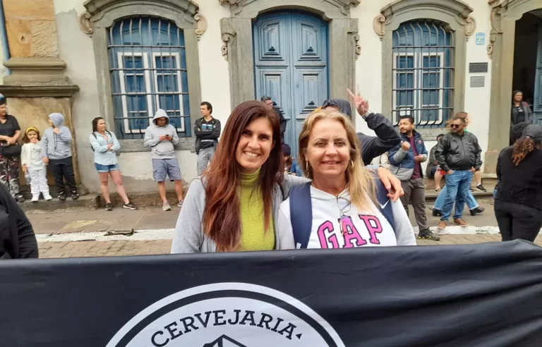 Ao lado de uma amiga, Fabiana Medeiros (à esquerda), demonstrou muita alegria em voltar a Mariana mais uma vez