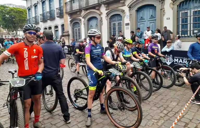 Competidores da elite do Iron Biker 2022, posicionados para a largada do percurso completo, no sábado (17). Ao centro, Aline Cavaglieri (placa 23), ao lado de Lorena Marques (placa 31). À direita da foto, o atleta marianense Thiago Souza (placa 7)
