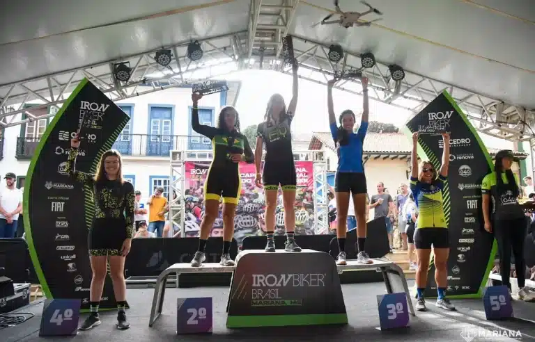 Pódio da categoria geral feminina de atletas marianenses, com Liege Walter no alto do pódio do Iron Biker 2022